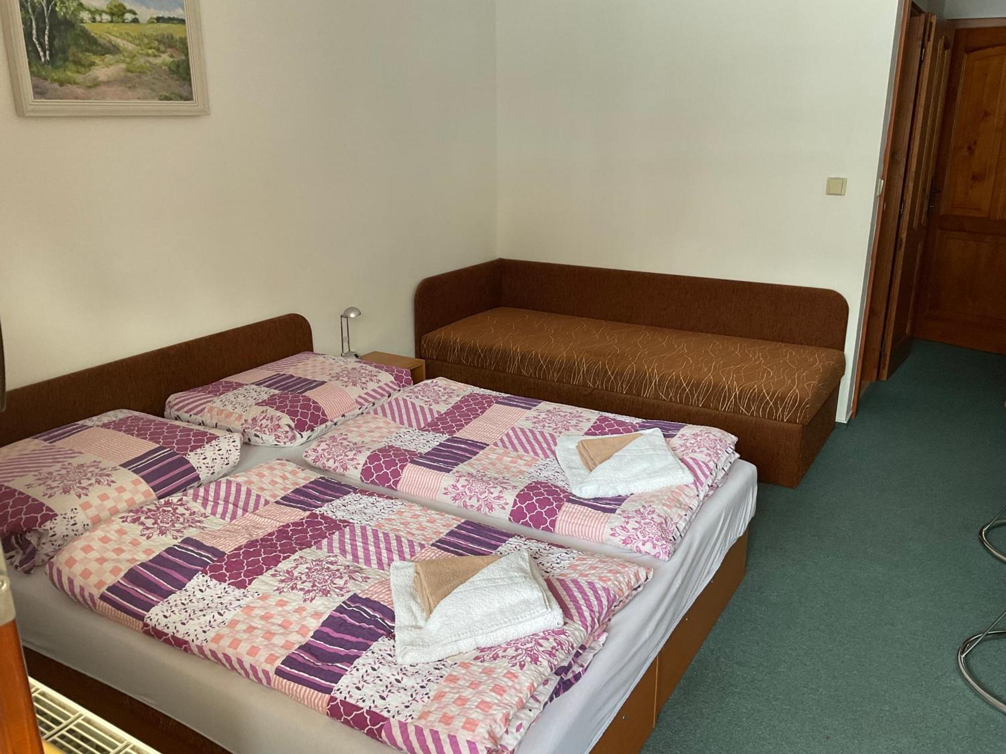 Pension Holiday Врхлаби Экстерьер фото
